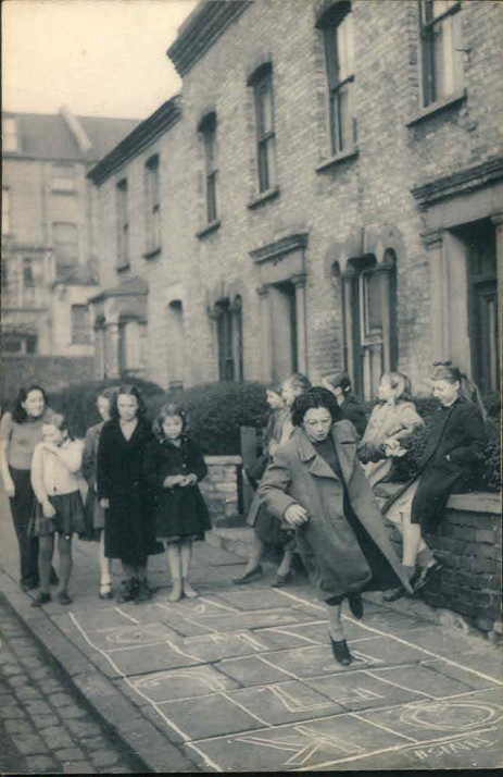 POSTCARD SOCIAL HISTORY YESTERDAYS BRITAIN CHILDREN PLAYING HOPSCOTCH 1950